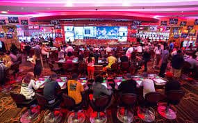 Dealer profesional Allbet menjelaskan aturan permainan blackjack kepada pemain